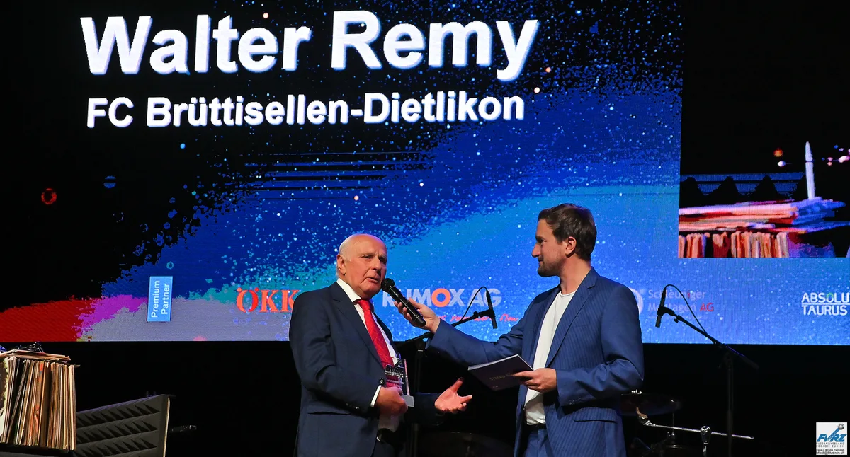 Walter Remy, FC Brüttisellen-Dietlikon, auf der Bühne im Zürcher Kongresshaus mit Moderator Stefan Büsser.